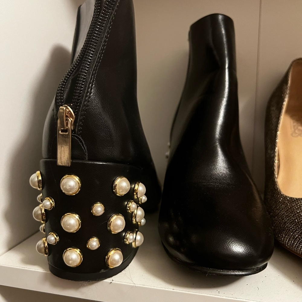 Pearl details!! Block heel boots !!